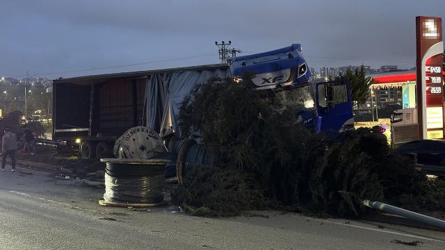 Samsun'da Freni Boşalan TIR, Dört Araca Çarpıp Elektrik Direğini Devirerek Durdu: 6 Yaralı