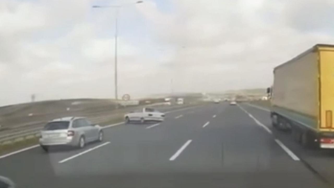 Makas atan sürücü bariyere çarptı: O anlar kamerada