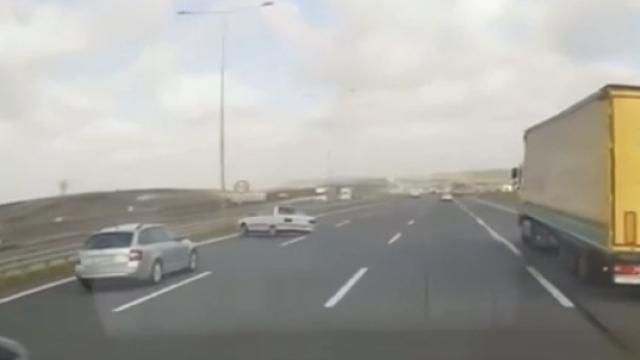 Makas atan sürücü bariyere çarptı: O anlar kamerada