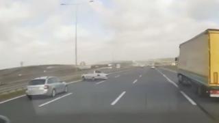 Makas atan sürücü bariyere çarptı: O anlar kamerada