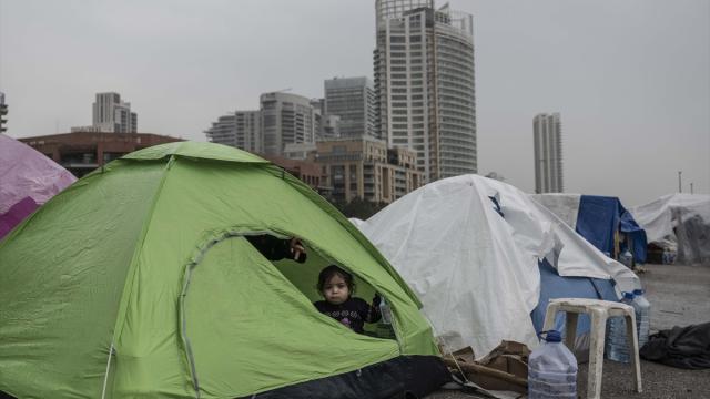 İsrail saldırıları nedeniyle evlerini terk etmek zorunda kalan Lübnanlılar, günlerini sokakta geçiriyor