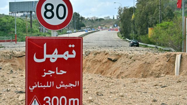 İsrail ordusunun bombaladığı Lübnan'ın güneyindeki Kasımiye Köprüsü görüntülendi