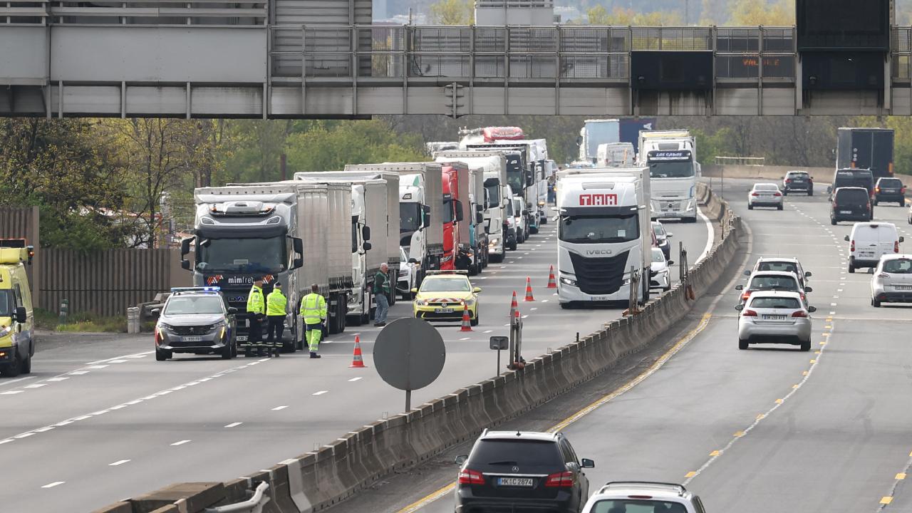 Fransada kamyon şoförleri, artan akaryakıt fiyatlarını protesto etti