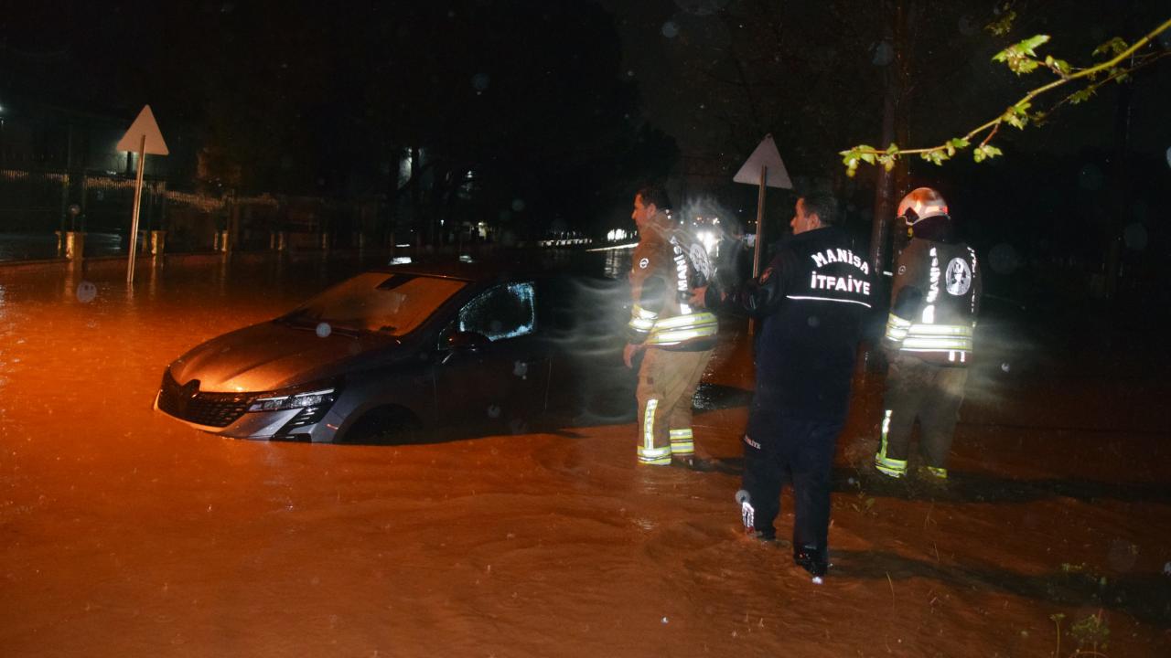 Manisa'da sağanak: Araçlar mahsur kaldı, evleri su bastı
