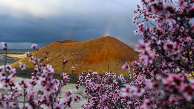 Meke Krater Gölü’nde bahar güzelliği