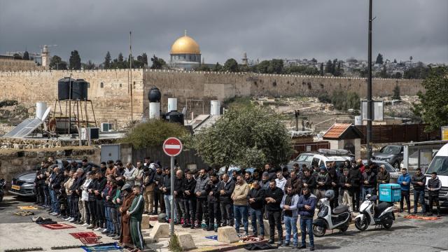 İsrail'in Mescid-i Aksa'yı ibadete kapatması üzerine Filistinliler cuma namazını sokaklarda kıldı