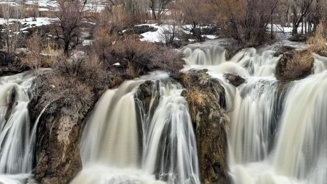 Muradiye Şelalesi yağışların etkisiyle daha coşkulu akmaya başladı