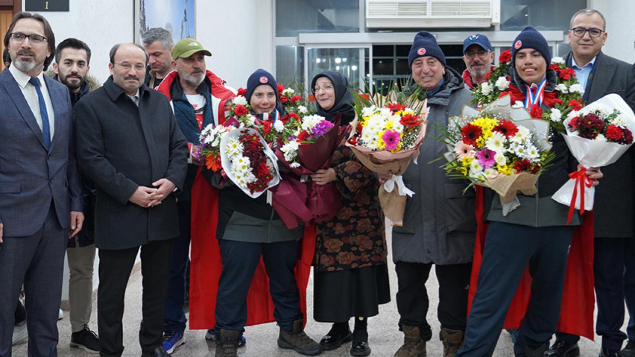 Kayağın özel ikizleri Fransa'dan 6 madalyayla döndü