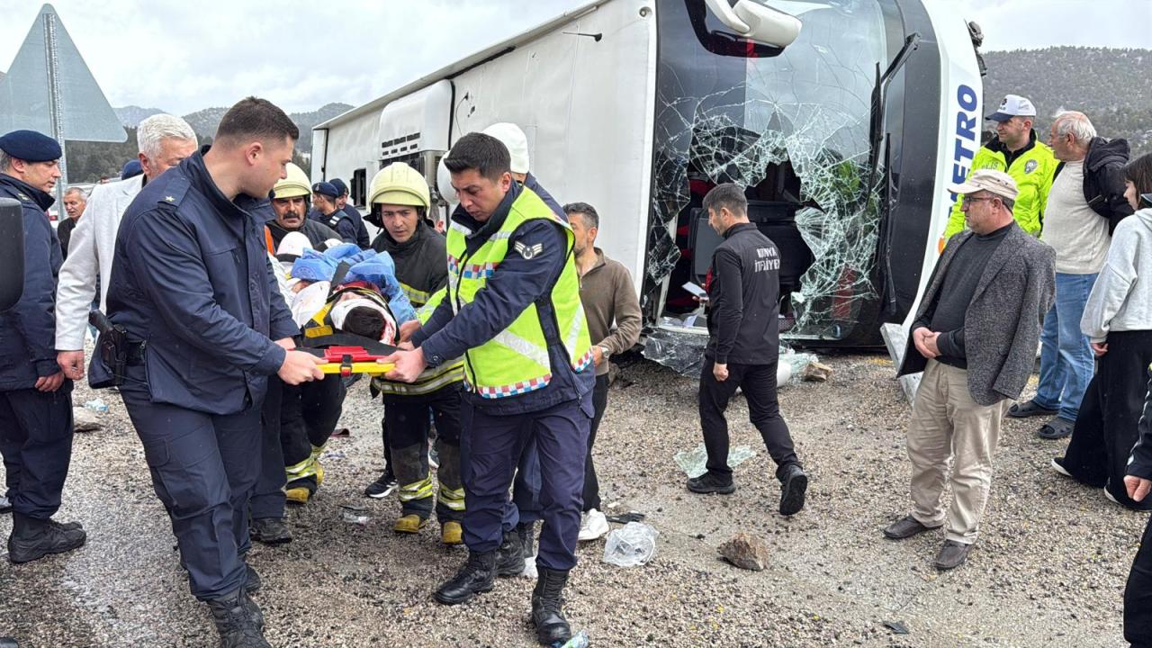 Konya’da devrilen yolcu otobüsündeki 14 kişi yaralandı
