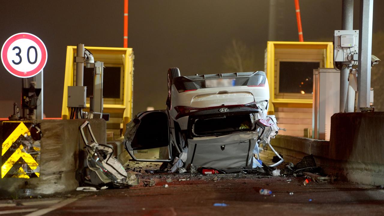 Pendik’te gişelere çarpan otomobil devrildi: 2 yaralı