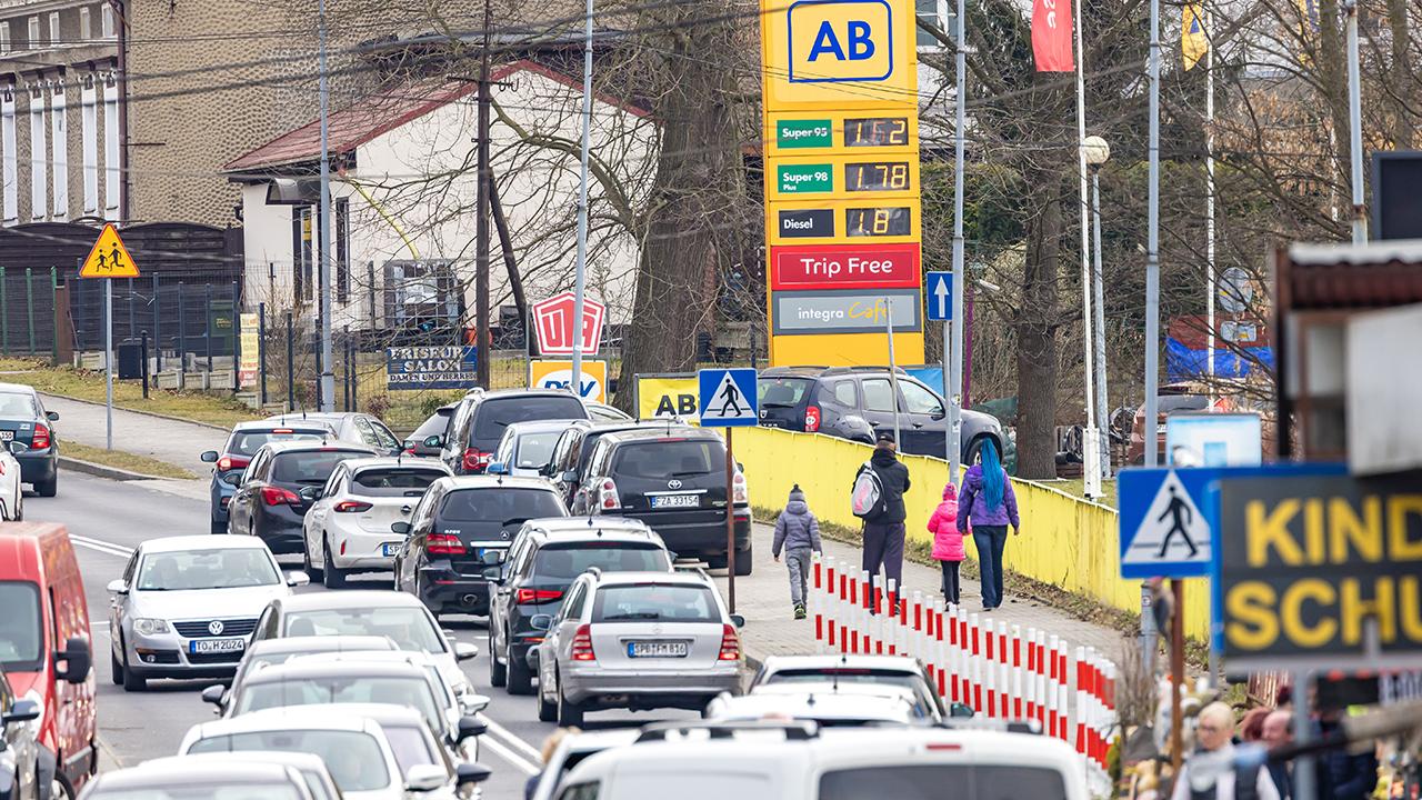 Almanlar ucuz akaryakıt için Polonya'ya akın ediyor