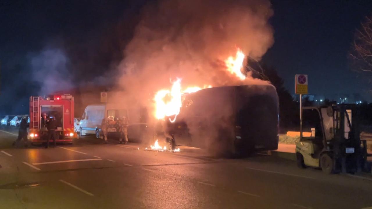 Kağıthane'de park halindeki minibüs yandı