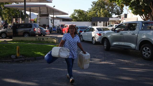 Şili’de akaryakıt zammı öncesi uzun kuyruklar oluştu