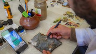 Tarihi yapıları yarı değerli taşlara resmettiler