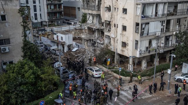 İran'dan atılan misilleme füzeleri Tel Aviv'deki binalarda hasara yol açtı
