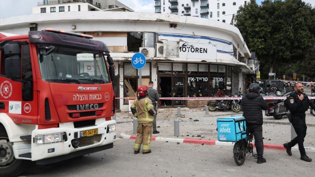 İran'dan İsrail'e atılan misilleme füzeleri Tel Aviv'deki binalarda hasara neden oldu