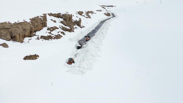 Van-Bahçesaray kara yolunda karla mücadele çalışmaları sürüyor