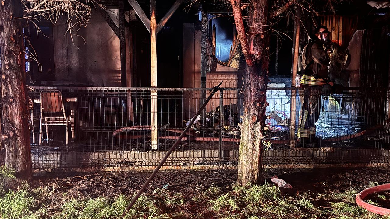 Düzce'de çıkan yangında ahşap ev küle döndü