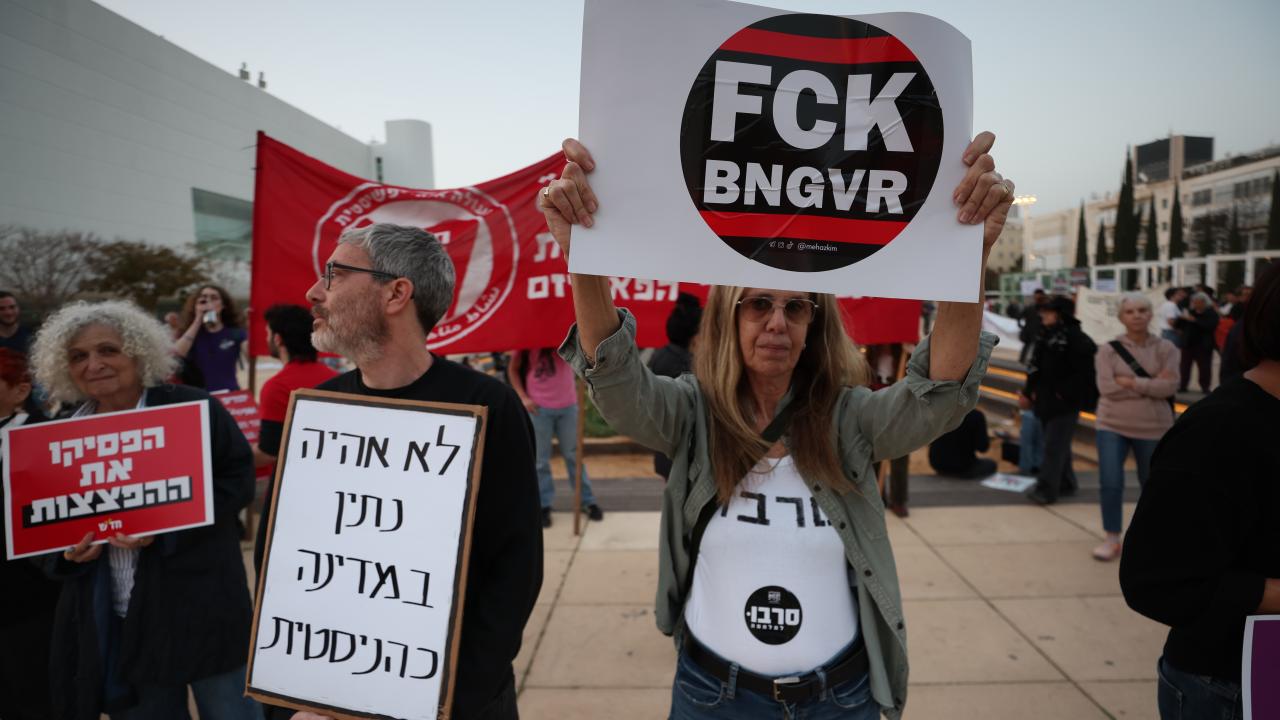 Tel Aviv'de, ABD-İsrail'in İran'a saldırıları protesto edildi