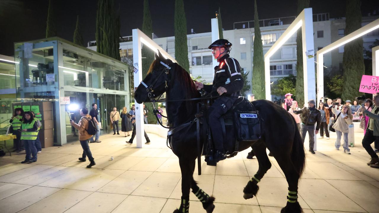 Tel Aviv'de, ABD-İsrail'in İran'a saldırıları protesto edildi