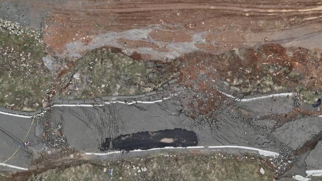 Nemrut Dağı'nda göçük nedeniyle ulaşıma kapanan yolun açılması için çalışma yürütülüyor