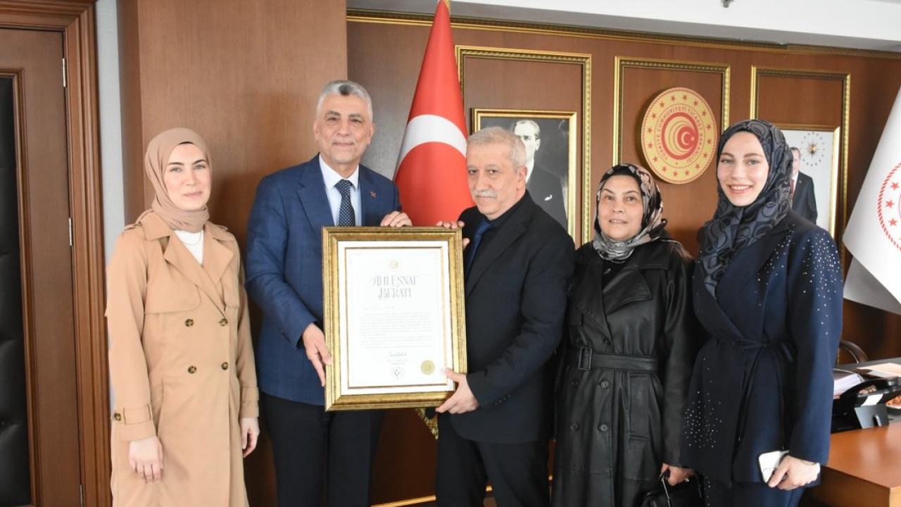 Bakan Bolat’tan Pakistanlı aileden ücret almayan esnafa Ahi Esnaf Beratı