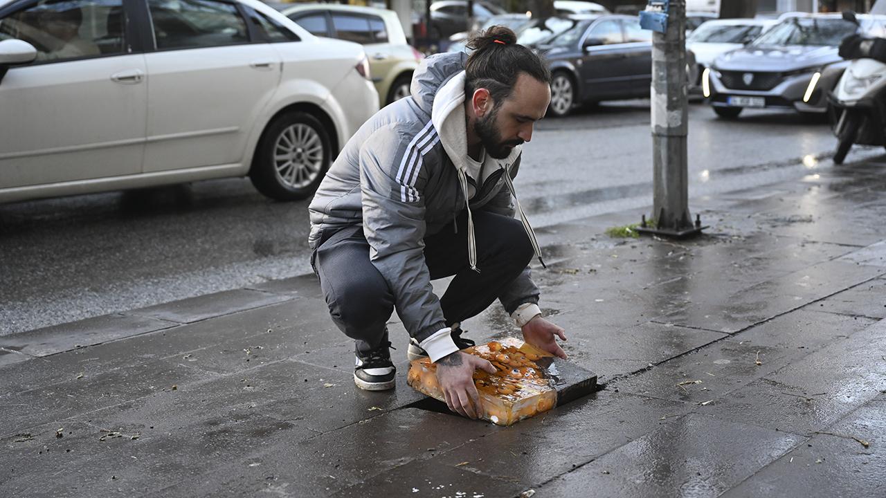 Başkentte kırık kaldırım taşları sanata dönüşüyor