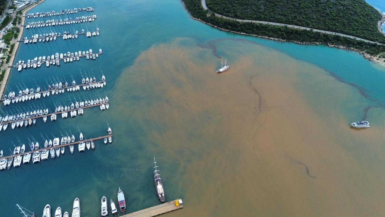 Antalya'da sağanak sonrası denizin rengi kahverengiye döndü