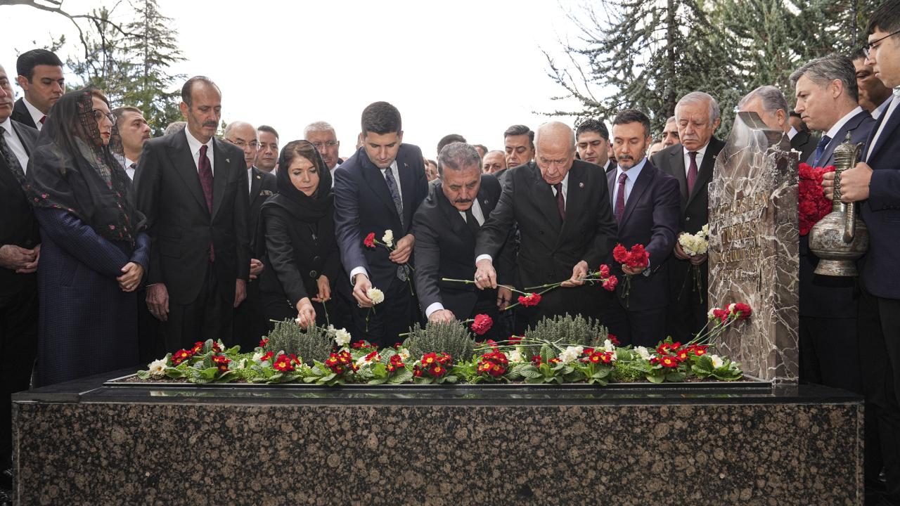 Bahçeli Alparslan Türkeş'inkabrine ziyaret