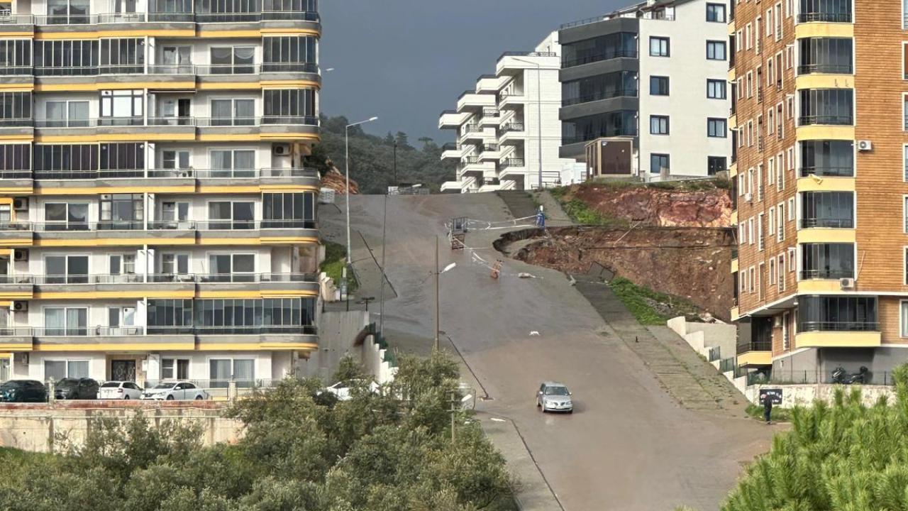 Balıkesir'de sağanak toprak kaymasına neden oldu