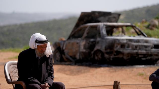 Filistin topraklarını gasbeden İsrailliler, Batı Şeria'da Filistinlilere ait ev ve araçları yaktı