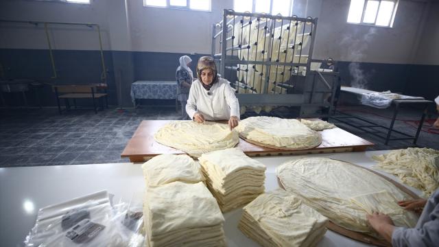Bingöllü ev kadını, bodrum katında başladığı yufka üretimini OSB'ye taşıdı