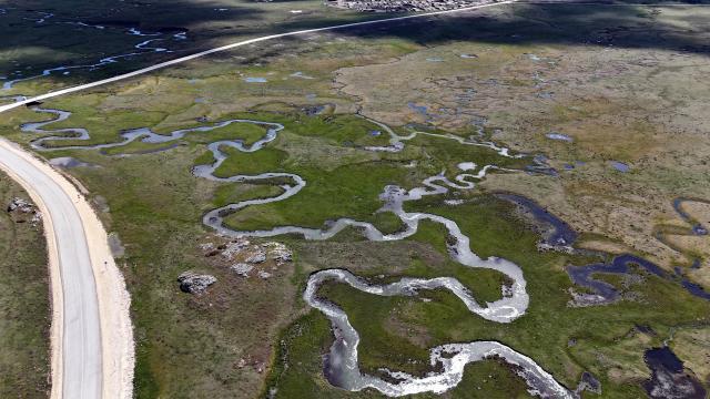Sarıalan Yaylası'nda menderesler karların erimesiyle suyla doldu