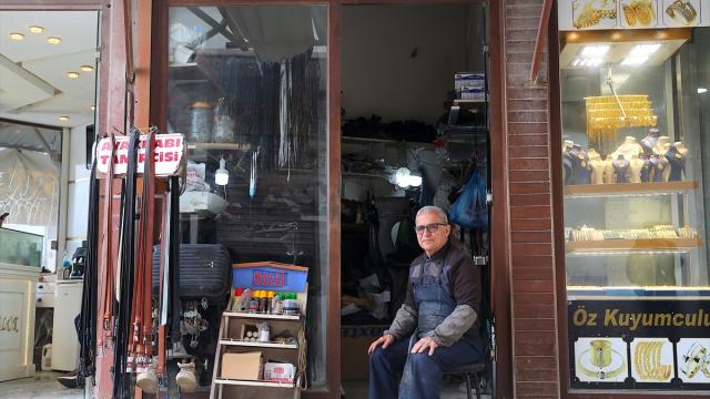 Hataylı usta 44 yıldır aynı dükkanda ayakkabı tamir ediyor