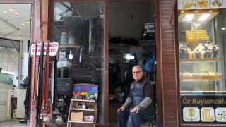 Hataylı usta 44 yıldır aynı dükkanda ayakkabı tamir ediyor