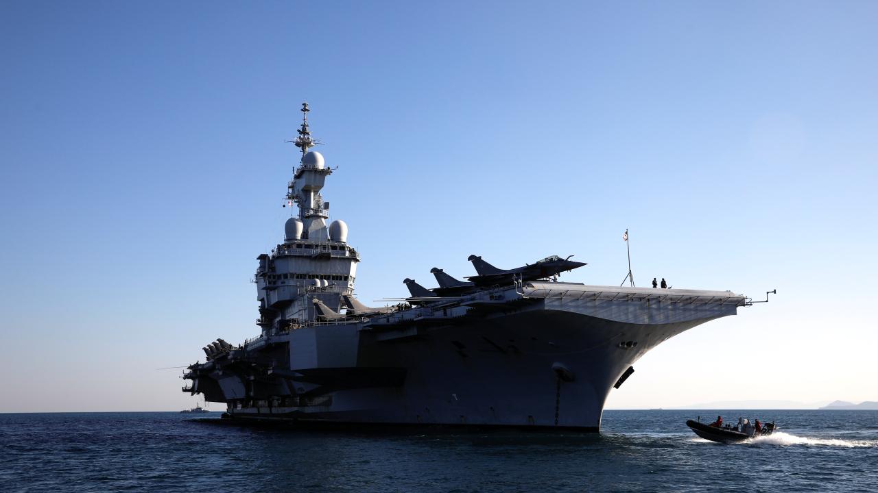 Fransız donanmasına ait uçak gemisi Charles de Gaulle Girit'teki Suda Üssü'nde