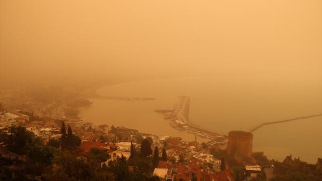 Afrika'dan gelen çöl tozu sonucu bazı iller turuncuya büründü