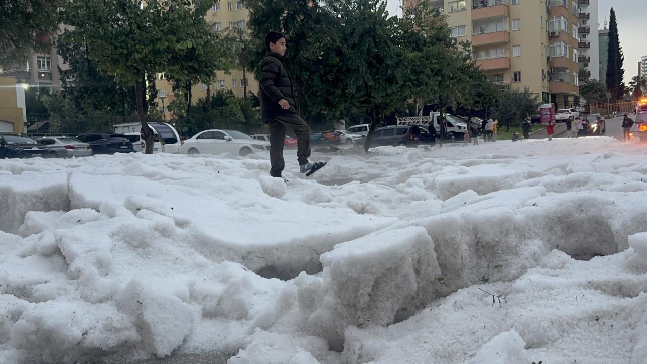 Adana’da sağanak ve dolu hayatı olumsuz etkiledi