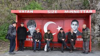 Şehitlere resimlerini çizerek gösterdikleri vefayı Trabzon'a taşıdılar