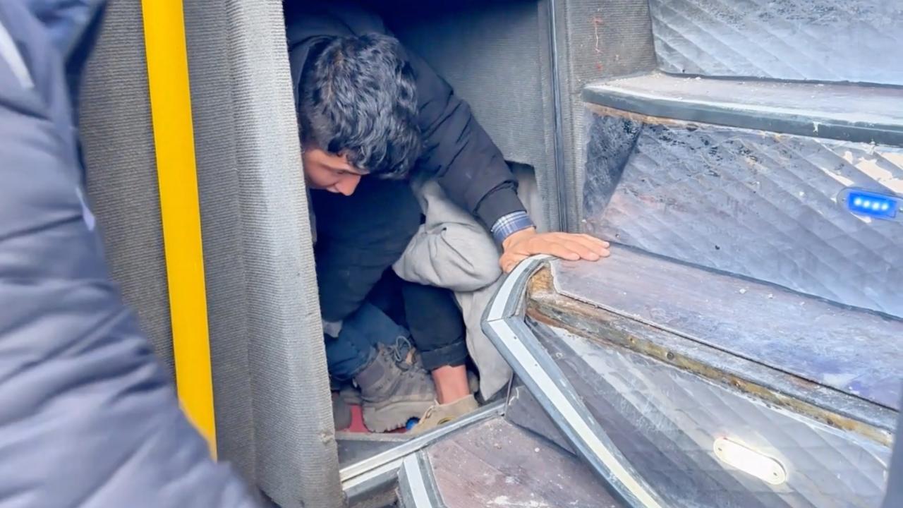 Yolcusu bulunmayan otobüsün bagajından 53 düzensiz göçmen çıktı