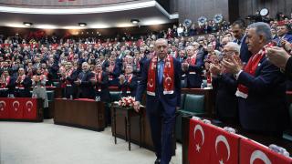 Cumhurbaşkanı Erdoğan, ay-yıldızlı atkı taktı