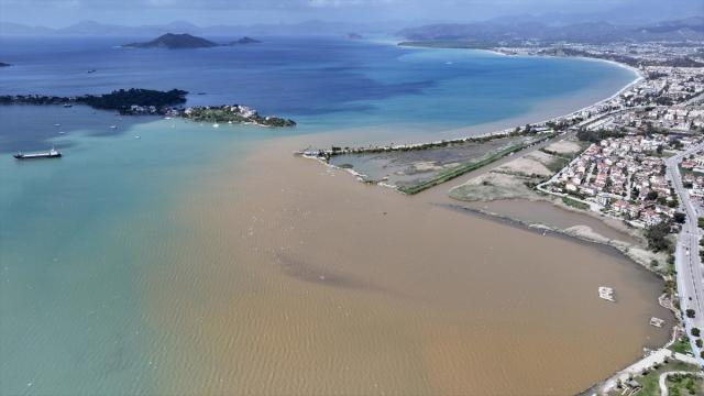Fethiye ve Marmaris'te deniz suyunun rengi kahverengi ile turkuaza döndü