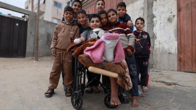 Gazze'de patlamamış mühimmat 14 yaşındaki çocuğun uzuvlarını kaybetmesine neden oldu
