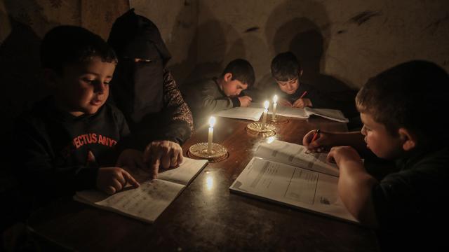 Çocuk Günü’nü çadırlarda karşıladılar