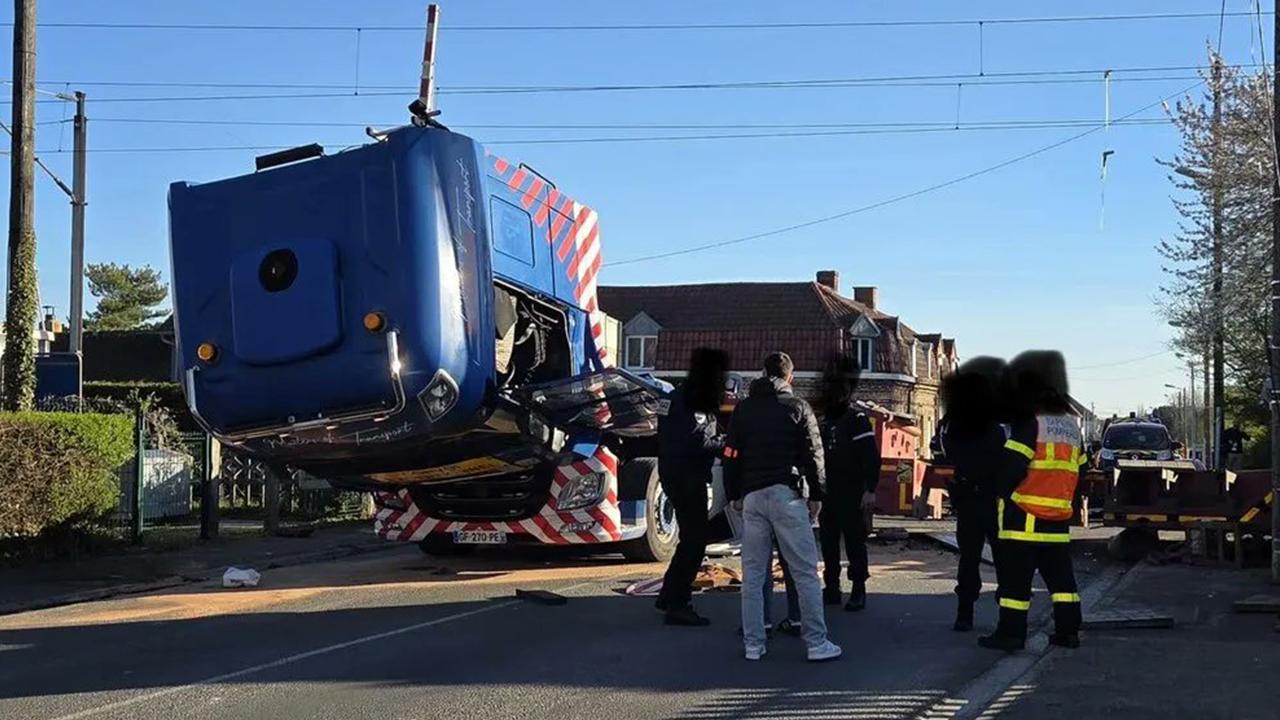 Fransa'da yüksek hızlı tren ve kamyonun çarpıştığı kazada makinist öldü, 13 yolcu yaralandı