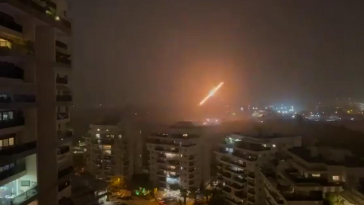 İran füzesinin Petah Tikva kentindeki sanayi bölgesine isabetiyle bazı yapılarda hasar oluştu