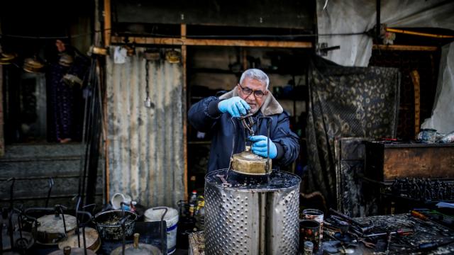 Yakıt ve tüp gazı krizinin yaşandığı Gazze'de halk, gaz yağı ocaklarına yöneliyor