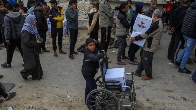 Gazze'nin güneyindeki Han Yunus'ta gıda yardımı dağıtıldı