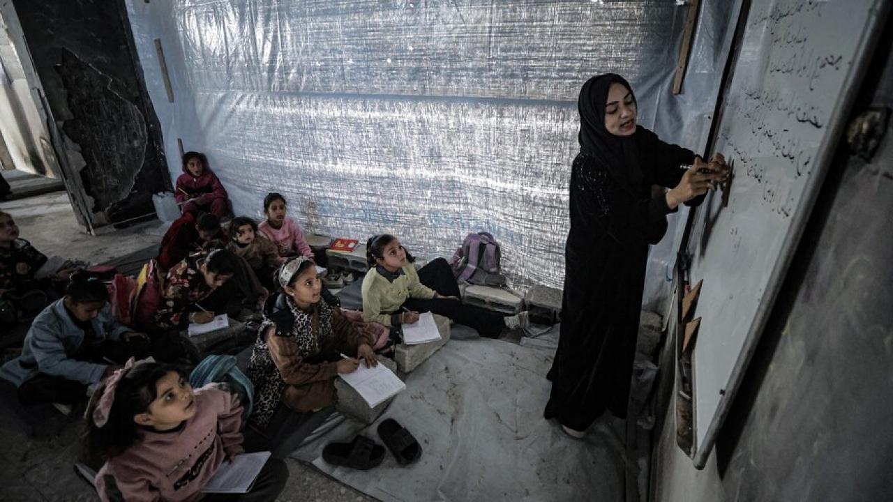 Gazzeli gönüllü öğretmenler bir neslin kaybolmaması için mücadele ediyor