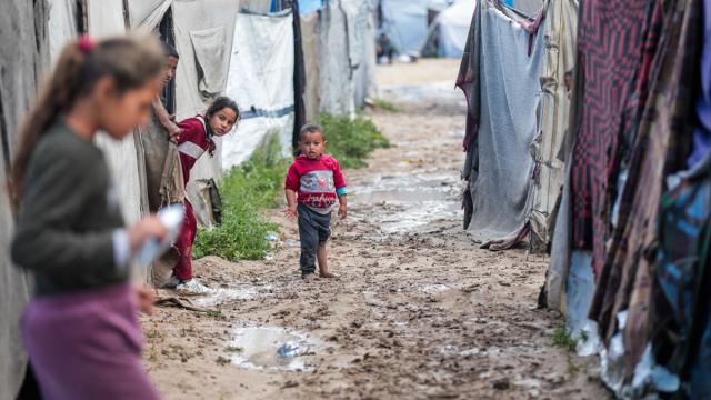 Gazze'de etkili olan yağış çadırlarda kalan Filistinlileri olumsuz etkiledi